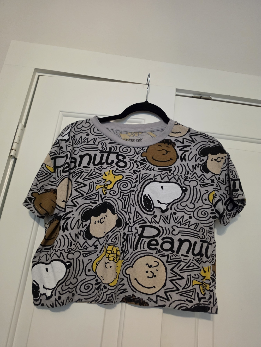 Peanuts Gray, Yellow, Black, Brown Juniors Medium Graphic Tee - "Peanuts"